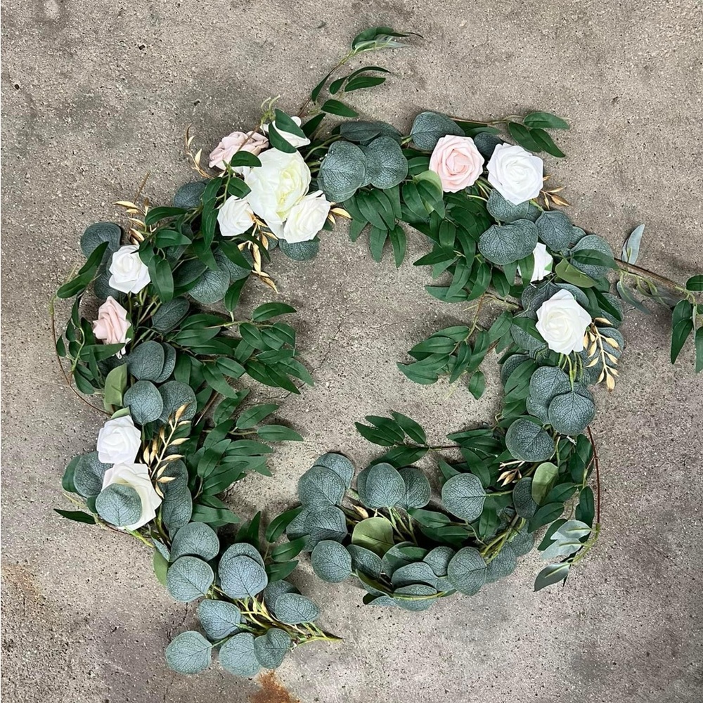Lings Moment table garland, white and pink flowers.